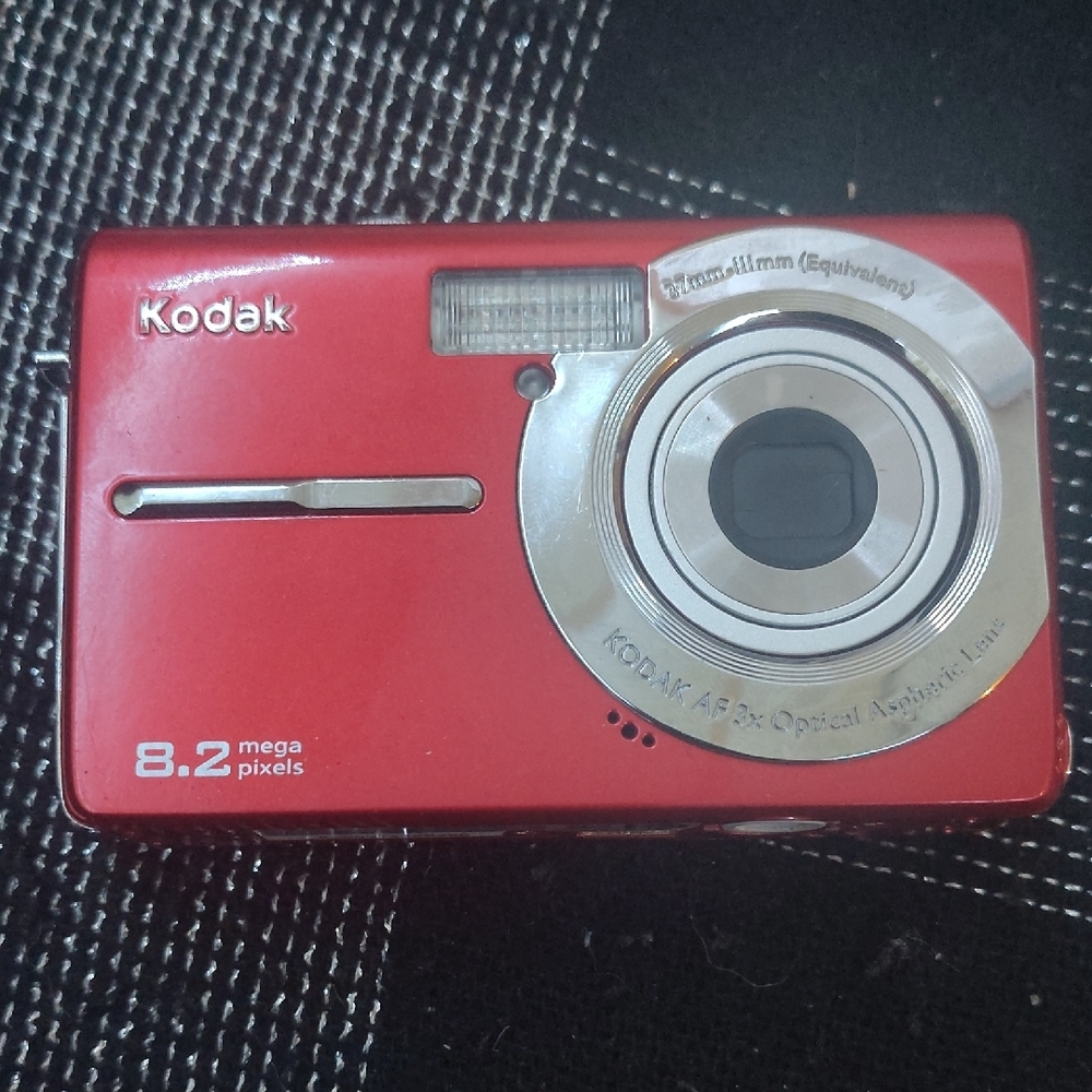 Kodak Easyshare M863 8.2 MP Digital Camera with 3xOptical Zoom (Red)